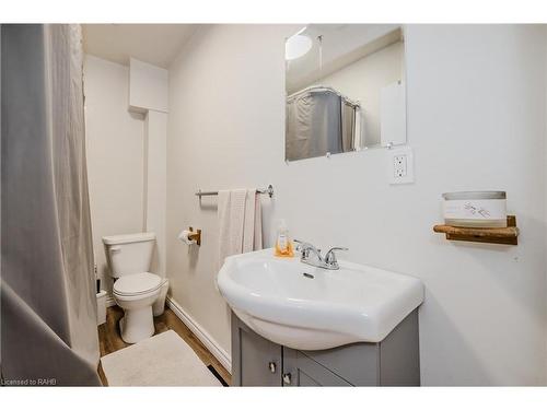 80 East 33Rd Street, Hamilton, ON - Indoor Photo Showing Bathroom