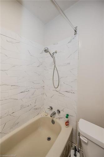 80 East 33Rd Street, Hamilton, ON - Indoor Photo Showing Bathroom