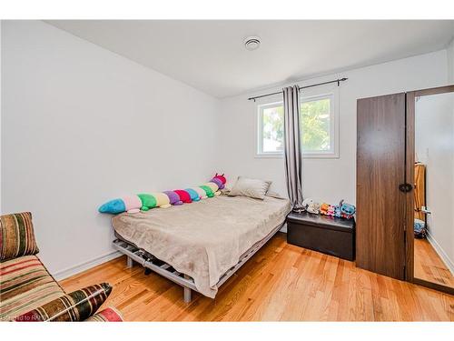 80 East 33Rd Street, Hamilton, ON - Indoor Photo Showing Bedroom