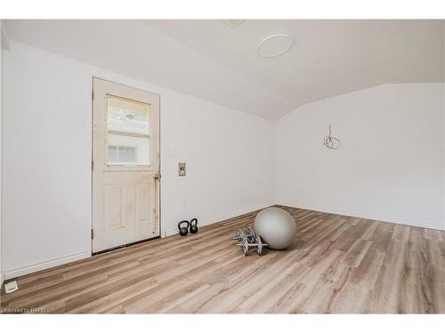 80 East 33Rd Street, Hamilton, ON - Indoor Photo Showing Other Room