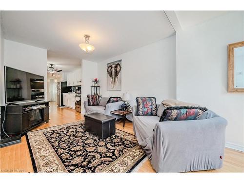 80 East 33Rd Street, Hamilton, ON - Indoor Photo Showing Living Room