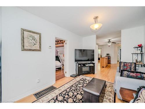 80 East 33Rd Street, Hamilton, ON - Indoor Photo Showing Living Room