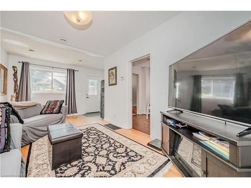 80 East 33Rd Street, Hamilton, ON - Indoor Photo Showing Living Room