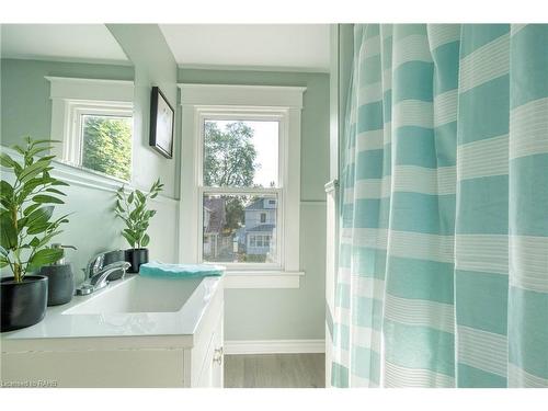 4570 Fourth Avenue, Niagara Falls, ON - Indoor Photo Showing Bathroom