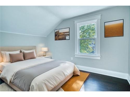 4570 Fourth Avenue, Niagara Falls, ON - Indoor Photo Showing Bedroom