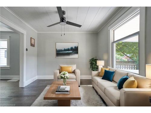 4570 Fourth Avenue, Niagara Falls, ON - Indoor Photo Showing Living Room