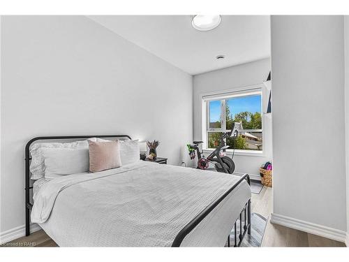 201-529 South Pelham Road, Welland, ON - Indoor Photo Showing Bedroom