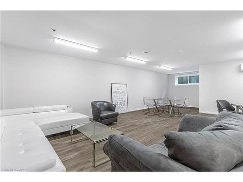 201-529 South Pelham Road, Welland, ON - Indoor Photo Showing Living Room