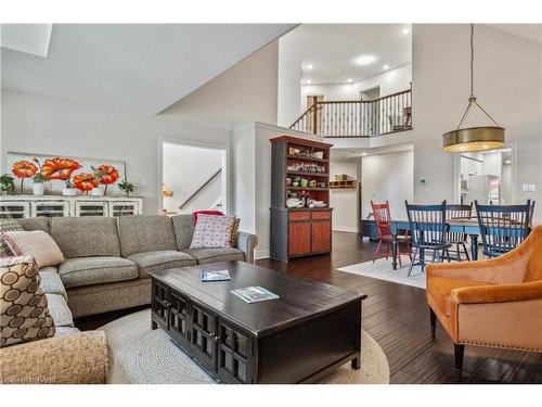 18-1150 Skyview Drive, Burlington, ON - Indoor Photo Showing Living Room