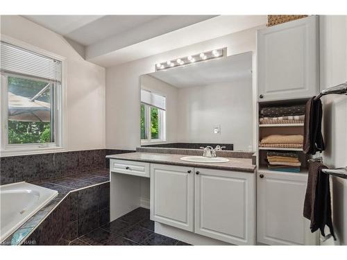 18-1150 Skyview Drive, Burlington, ON - Indoor Photo Showing Bathroom