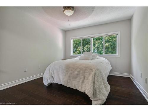 18-1150 Skyview Drive, Burlington, ON - Indoor Photo Showing Bedroom