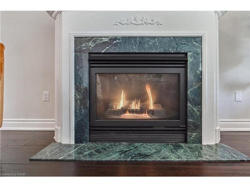 18-1150 Skyview Drive, Burlington, ON - Indoor Photo Showing Living Room With Fireplace