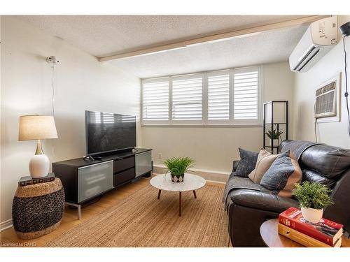 504-2900 Battleford Road, Mississauga, ON - Indoor Photo Showing Living Room