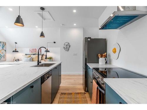 49 Edward Street, London, ON - Indoor Photo Showing Kitchen With Upgraded Kitchen