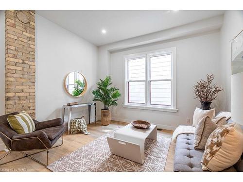 49 Edward Street, London, ON - Indoor Photo Showing Living Room