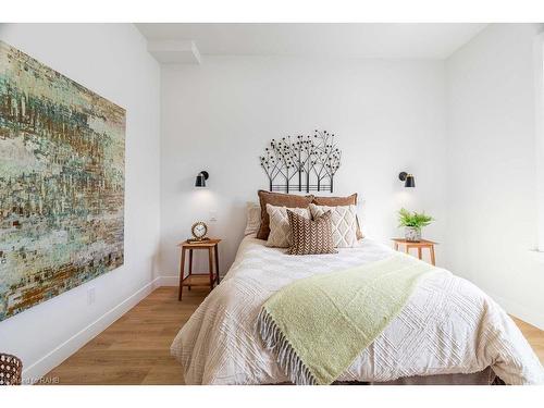 49 Edward Street, London, ON - Indoor Photo Showing Bedroom