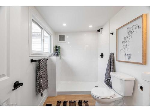 49 Edward Street, London, ON - Indoor Photo Showing Bathroom