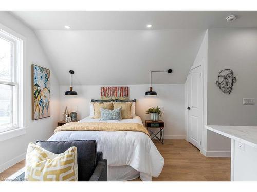 49 Edward Street, London, ON - Indoor Photo Showing Bedroom