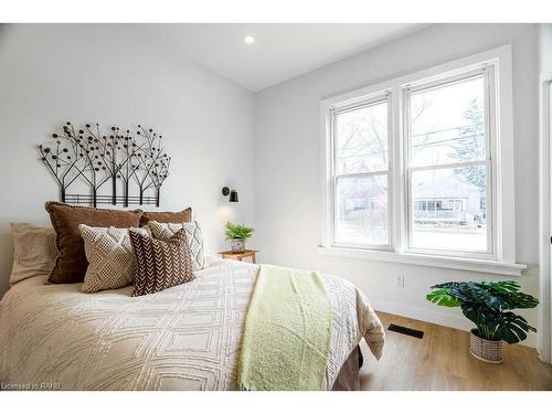 49 Edward Street, London, ON - Indoor Photo Showing Bedroom