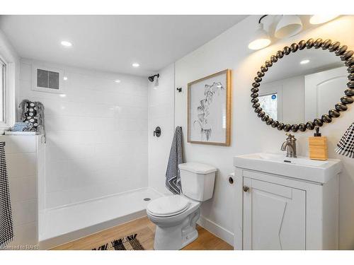 49 Edward Street, London, ON - Indoor Photo Showing Bathroom