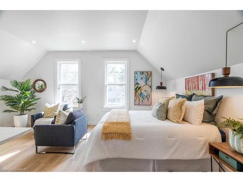 49 Edward Street, London, ON - Indoor Photo Showing Bedroom