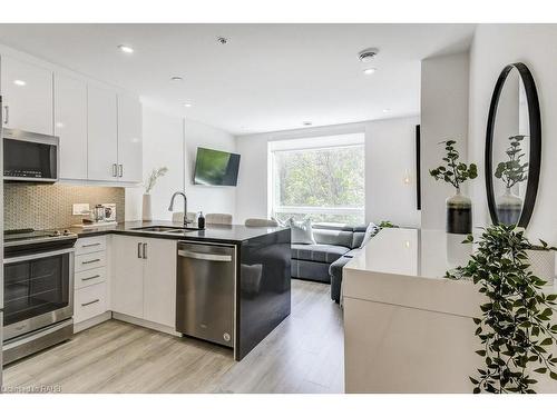 509-479 Charlton Avenue E, Hamilton, ON - Indoor Photo Showing Kitchen With Upgraded Kitchen