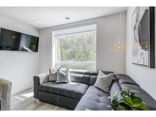 509-479 Charlton Avenue E, Hamilton, ON - Indoor Photo Showing Living Room