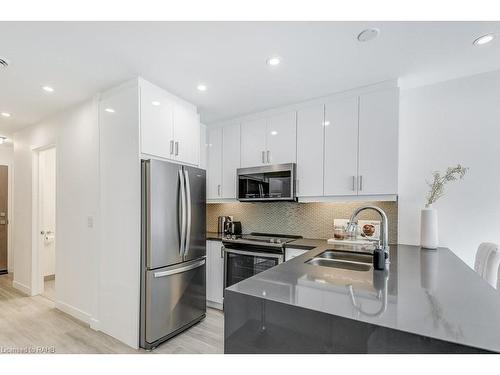 509-479 Charlton Avenue E, Hamilton, ON - Indoor Photo Showing Kitchen With Double Sink With Upgraded Kitchen