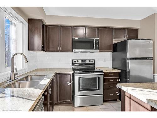 35-233 Duskywing Way, Oakville, ON - Indoor Photo Showing Kitchen With Double Sink With Upgraded Kitchen