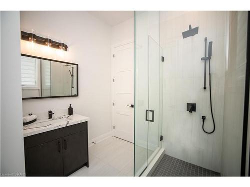 11 Primrose Street, Pelham, ON - Indoor Photo Showing Bathroom