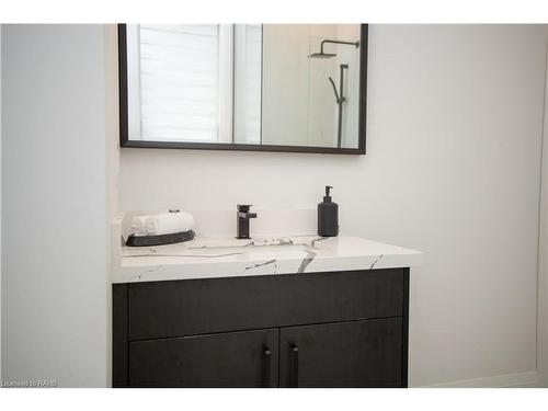 11 Primrose Street, Pelham, ON - Indoor Photo Showing Bathroom