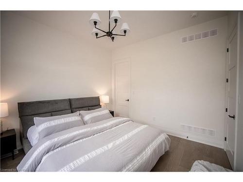 11 Primrose Street, Pelham, ON - Indoor Photo Showing Bedroom