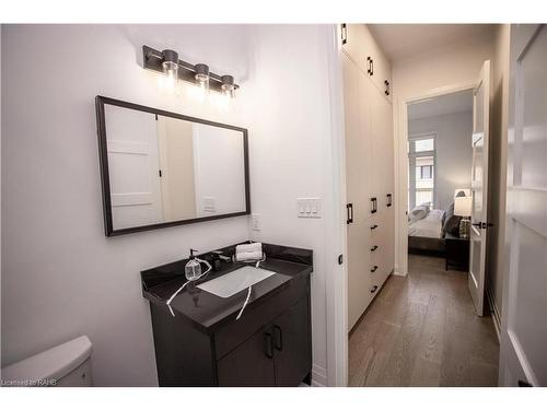 11 Primrose Street, Pelham, ON - Indoor Photo Showing Bathroom