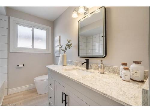 296 Clifton Downs Road, Hamilton, ON - Indoor Photo Showing Bathroom