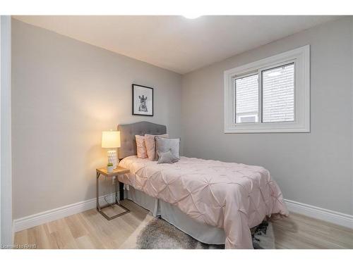 296 Clifton Downs Road, Hamilton, ON - Indoor Photo Showing Bedroom