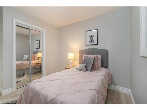 296 Clifton Downs Road, Hamilton, ON - Indoor Photo Showing Bedroom