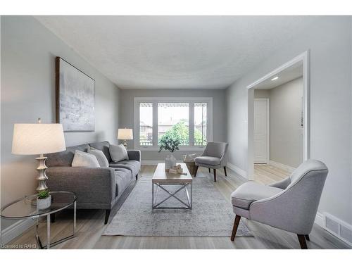 296 Clifton Downs Road, Hamilton, ON - Indoor Photo Showing Living Room