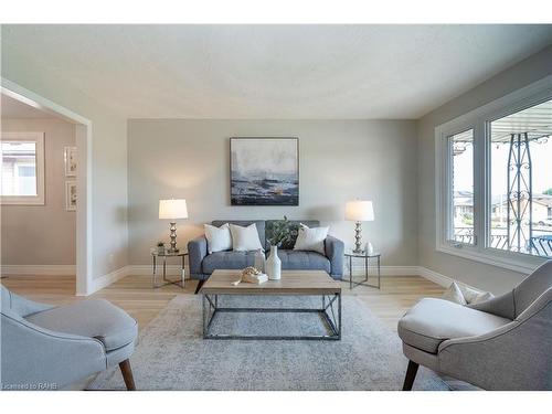 296 Clifton Downs Road, Hamilton, ON - Indoor Photo Showing Living Room