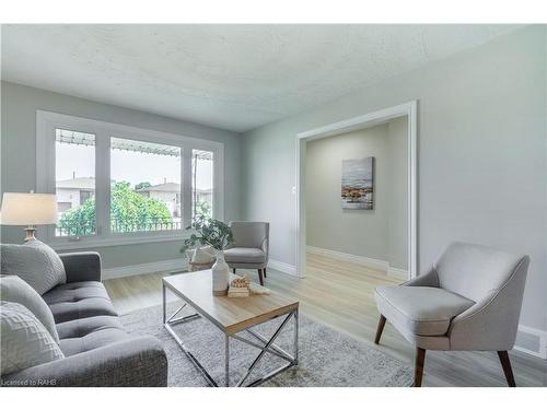 296 Clifton Downs Road, Hamilton, ON - Indoor Photo Showing Living Room