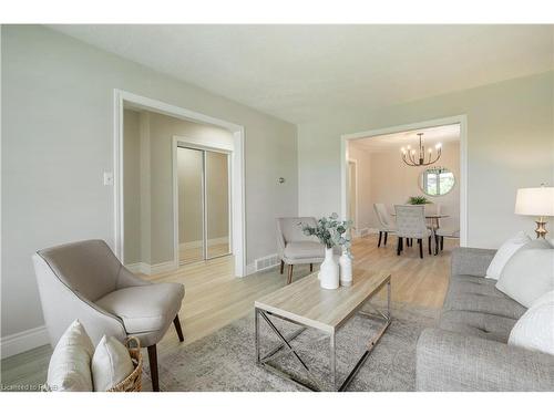 296 Clifton Downs Road, Hamilton, ON - Indoor Photo Showing Living Room