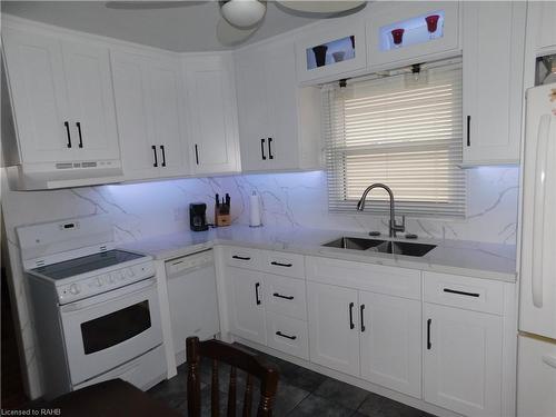 625 Tate Avenue, Hamilton, ON - Indoor Photo Showing Kitchen