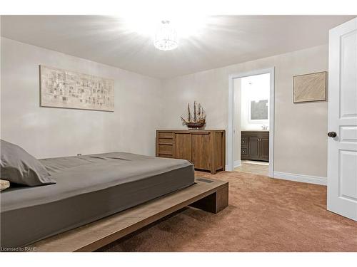 22 Creekside Drive, Niagara-On-The-Lake, ON - Indoor Photo Showing Bedroom