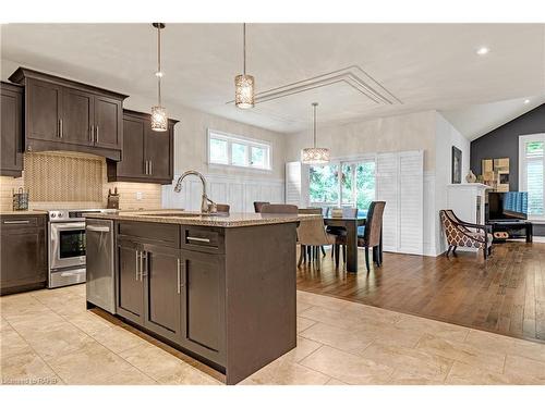 22 Creekside Drive, Niagara-On-The-Lake, ON - Indoor Photo Showing Kitchen With Upgraded Kitchen