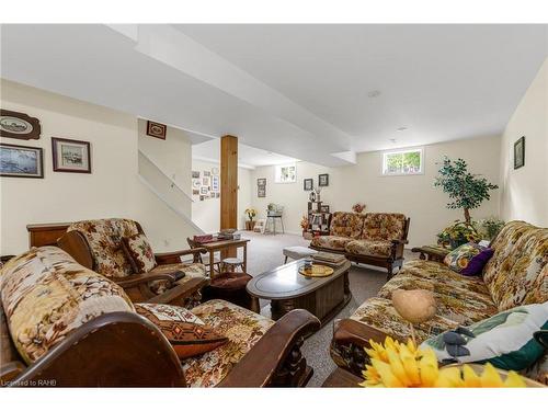 16 Garden Drive, Smithville, ON - Indoor Photo Showing Living Room