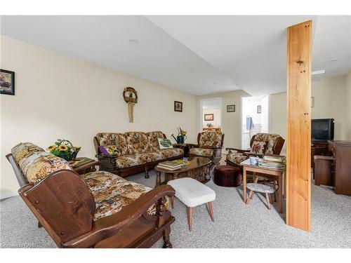 16 Garden Drive, Smithville, ON - Indoor Photo Showing Living Room