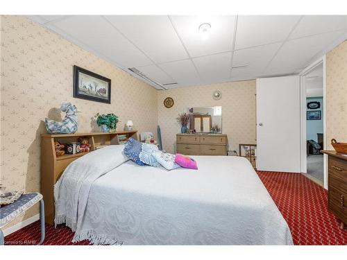 16 Garden Drive, Smithville, ON - Indoor Photo Showing Bedroom