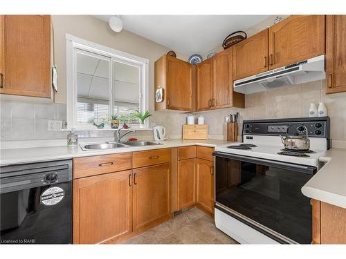 16 Garden Drive, Smithville, ON - Indoor Photo Showing Kitchen With Double Sink