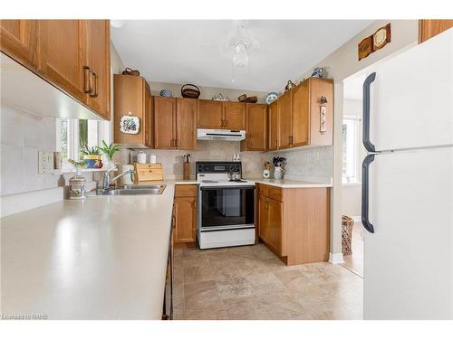 16 Garden Drive, Smithville, ON - Indoor Photo Showing Kitchen With Double Sink