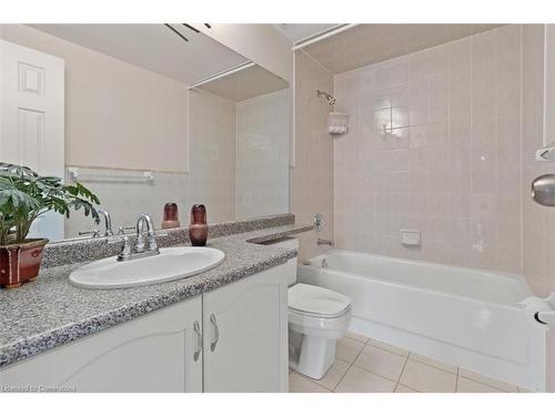 703-495 8 Highway, Stoney Creek, ON - Indoor Photo Showing Bathroom