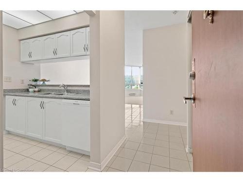 703-495 8 Highway, Stoney Creek, ON - Indoor Photo Showing Kitchen